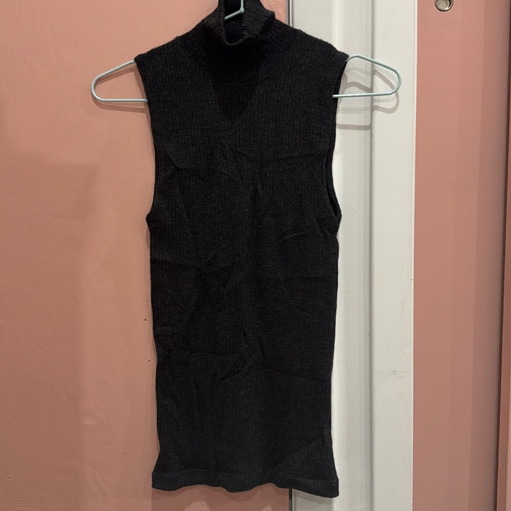 Like new Giorgio Armani womens grey ribbed sleevles turtleneck size US 10